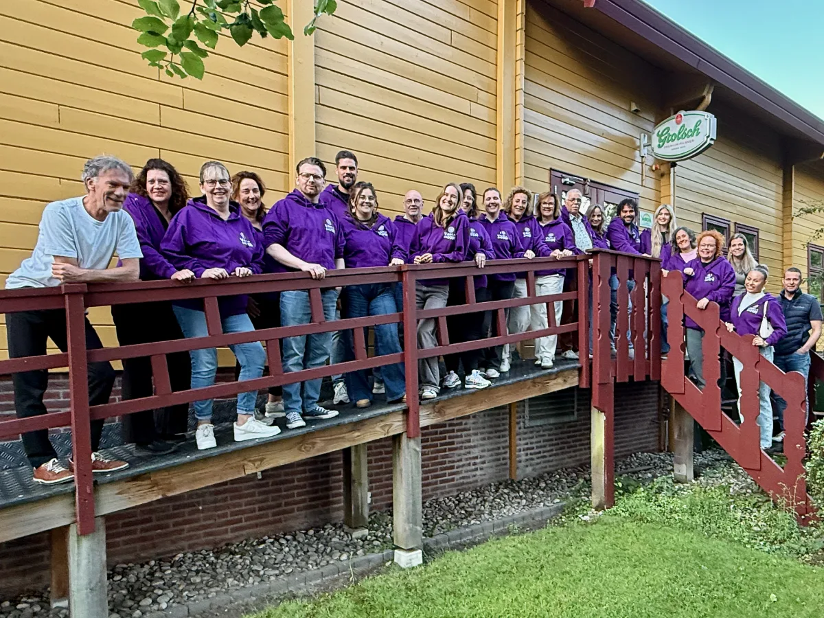 Vrijwilligers van Stichting Vang Je Droom in hun nieuwe hoodies