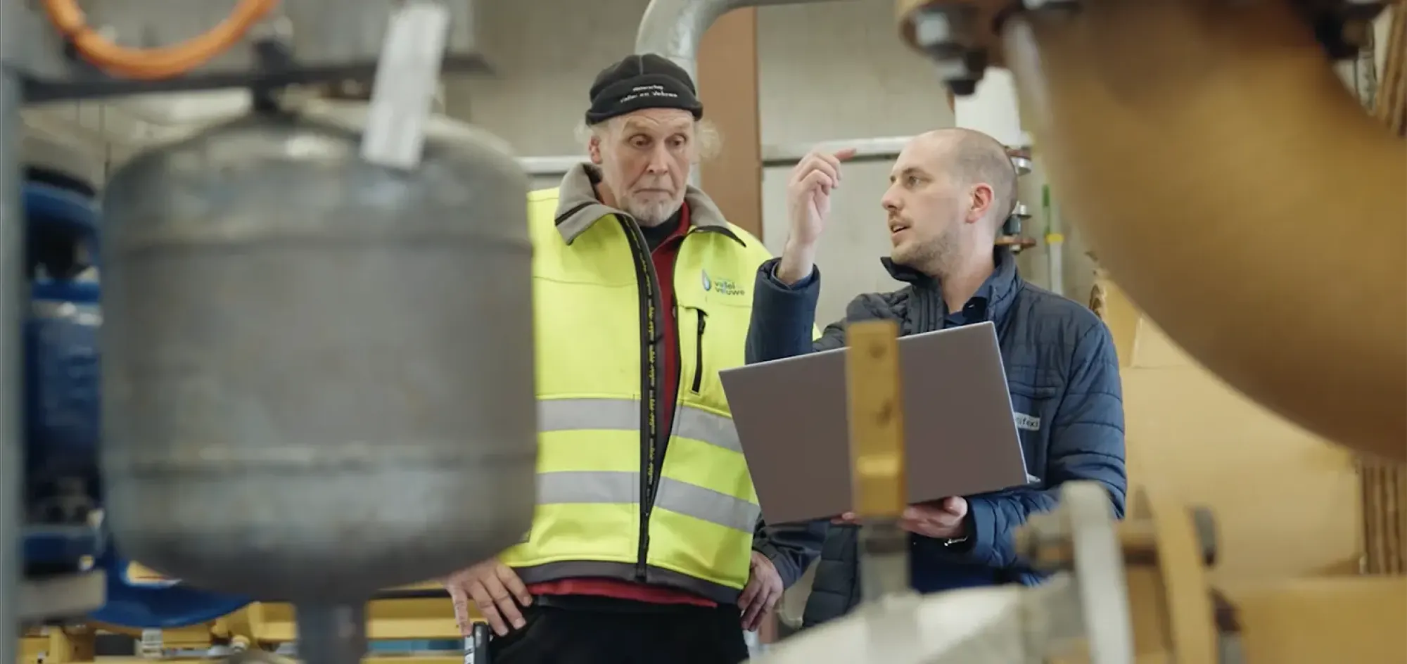 Een consultant van Pontifexx overlegt met een technicus in de installatieruimte