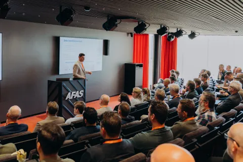 Johan van de Pol geeft een presentatie tijdens MainteVerse